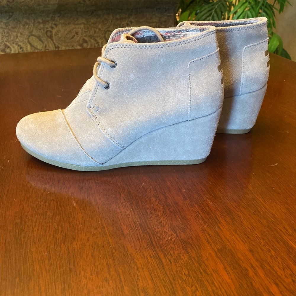TOMS suede lace up wedge boot size 7.5. - Picture 4 of 7
